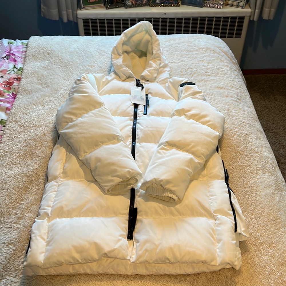 NWT white puffer coat from Fabletics, size small!